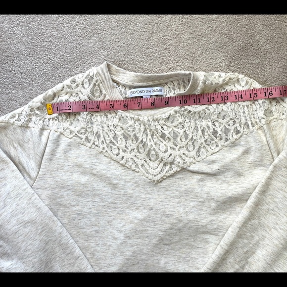 NWOT Beyond The Radar Women's Oatmeal Lace Yoke Crew Top Sweater Pullover L lace - Picture 5 of 8